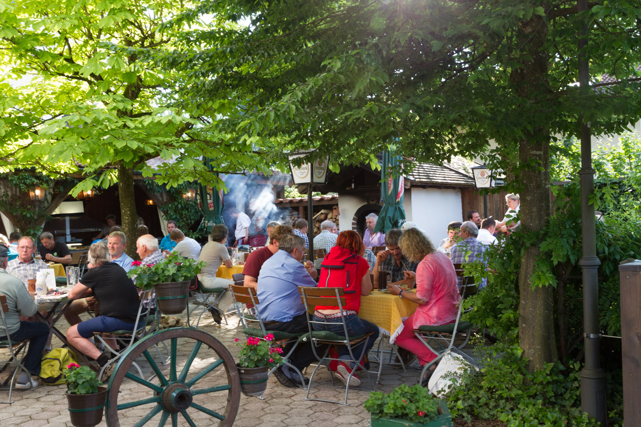 Voll besetzter Biergarten